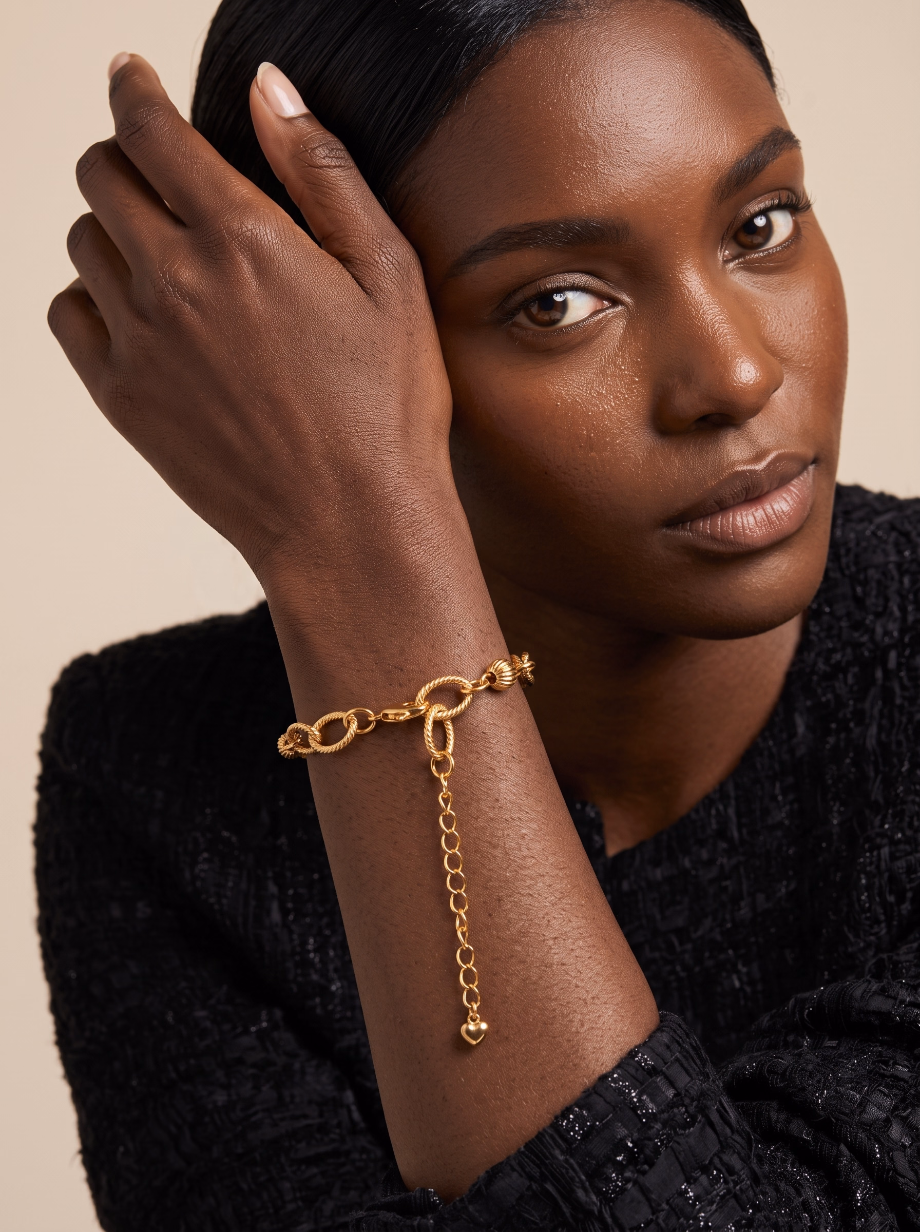 Studio Key Lighting & High-Gloss Editorial — Three-point softbox studio lighting highlighting fine necklace craftsmanship and skin tone fidelity.
